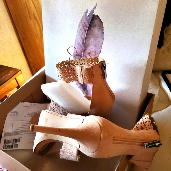 Suede 7.5 NWT J. Simpson Heels - Picture 3 of 13